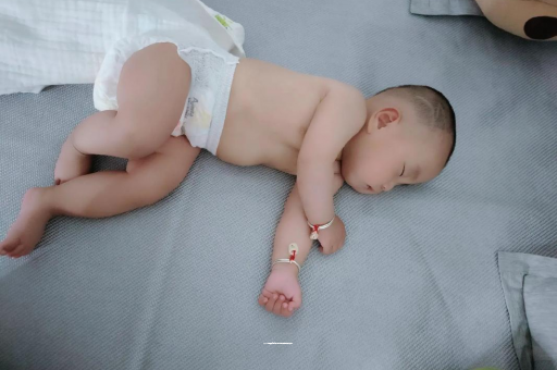 德清宝宝拍嗝的正确方法